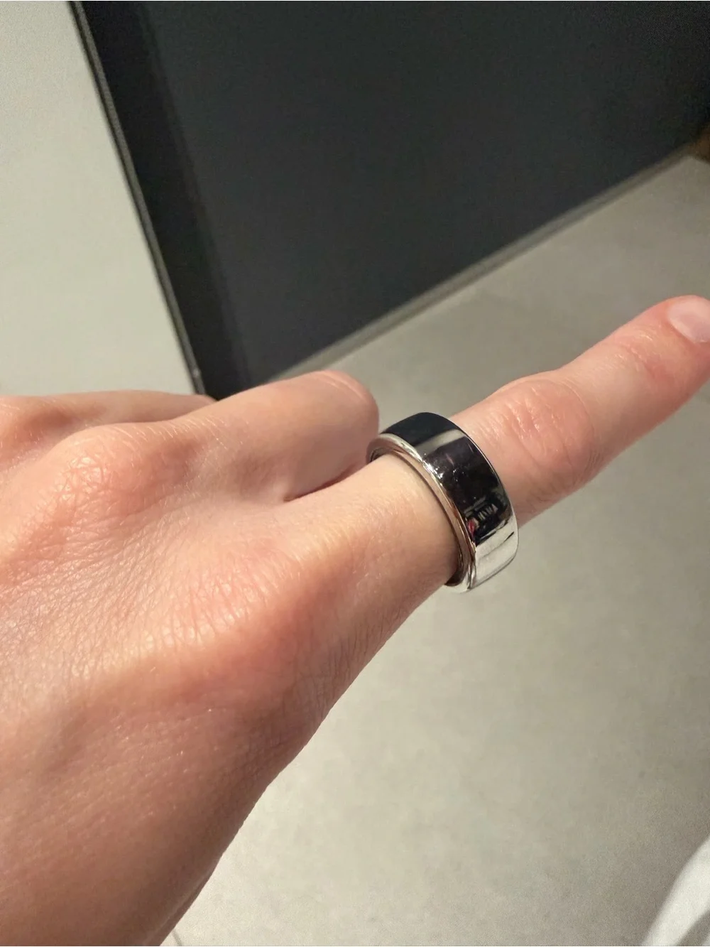 Oura Silver Smart Ring with Polished Metallic Finish